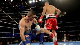 Суббота. Нью-Йорк. Сергей КОВАЛЕВ (справа) победил Вячеслава ШАБРАНСКОГО техническим нокаутом.