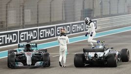 Сегодня. Абу-Даби. Льюис ХЭМИЛТОН (слева) и Валттери БОТТАС завершили сезон победным дублем.