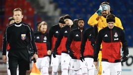 Понедельник. Хабаровск. "СКА-Хабаровск" - "Локомотив" - 1:2. Вратарь "Локо" Антон КОЧЕНКОВ вышел на матч, спрятав снуд.