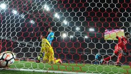 Понедельник. Москва. "Спартак" - "Зенит". 19-я минута. Только что Александр Самедов открыл счет.