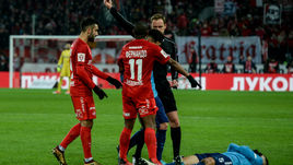 Понедельник. Москва. "Спартак" - "Зенит". Виталий МЕШКОВ выносит предупреждение Александру САМЕДОВУ (слева) после его стычки с Леандро ПАРЕДЕСОМ.