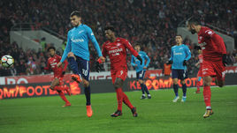 Понедельник. Москва. "Спартак" - "Зенит". 19-я минута. Александр САМЕДОВ (справа) открывает счет.