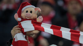 Понедельник. Москва. "Спартак" - "Зенит" - 3:1. Но болели за красно-белых в этот вечер и в Северной столице.