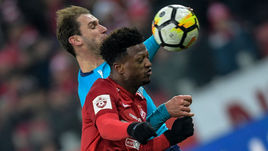 Понедельник. Москва. "Спартак" - "Зенит" - 3:1. ЗЕ ЛУИШ (справа) против Бранислава ИВАНОВИЧА.