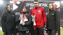 Понедельник. Москва. Александр СЕЛИХОВ (второй справа) с призом лучшего игрока октября.