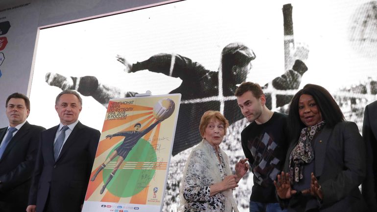 Вице-премьер РФ Виталий МУТКО (второй слева), капитан и вратарь сборной России Игорь АКИНФЕЕВ (второй справа) с Валентиной ЯШИНОЙ и генсеком ФИФА Фатмой САМУРОЙ (справа). Фото REUTERS Вице-премьер РФ Виталий МУТКО (второй слева), капитан и вратарь сборной России Игорь АКИНФЕЕВ (второй справа) с Валентиной ЯШИНОЙ и генсеком ФИФА Фатмой САМУРОЙ (справа). Фото REUTERS