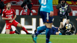 Вчера. Москва. "Спартак" - "Зенит" - 3:1. Дмитрий КОМБАРОВ получает травму после столкновения с Эмилиано РИГОНИ.