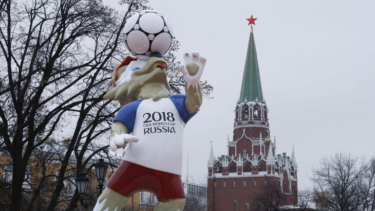 Талисман турнира Забивака на фоне Кремля. Фото REUTERS Талисман турнира Забивака на фоне Кремля. Фото REUTERS