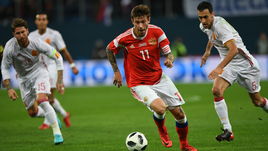 14 ноября 2017 года. Санкт-Петербург. Россия – Испания – 3:3. Федор СМОЛОВ (в центре) в борьбе с Серхио РАМОСОМ (слева) и Серхио БУСКЕТСОМ.