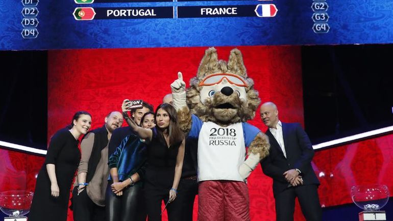 Мария КОМАНДНАЯ и участники жеребьевки чемпионата мира-2018. Фото REUTERS Мария КОМАНДНАЯ и участники жеребьевки чемпионата мира-2018. Фото REUTERS