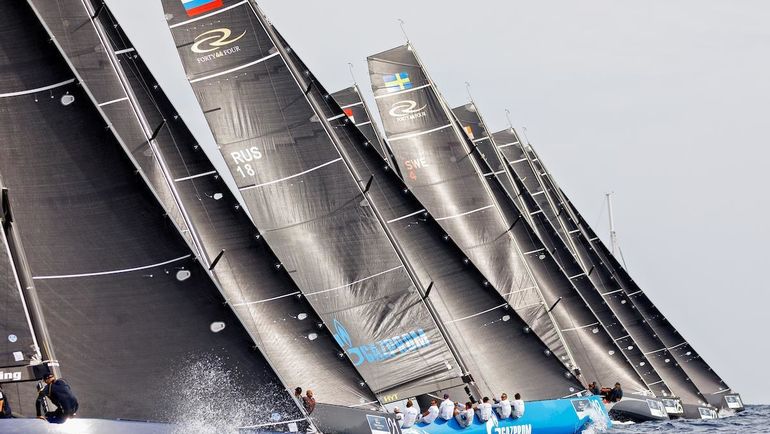 RC44 на старте. RC44 на старте.