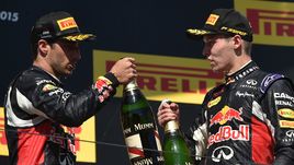 2015 год. Даниэль РИККЬЯРДО (слева) и Даниил КВЯТ отмечают двойной подиум "Гран-при Венгрии".