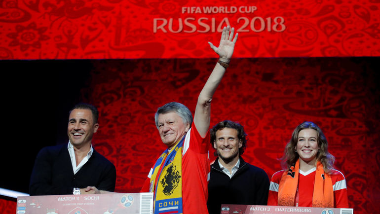 Вчера. Москва. Фабио КАННАВАРО (слева) и Диего ФОРЛАН (второй справа) на репетиции церемонии жеребьевки. Фото REUTERS Вчера. Москва. Фабио КАННАВАРО (слева) и Диего ФОРЛАН (второй справа) на репетиции церемонии жеребьевки. Фото REUTERS