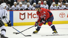 Четверг. Вашингтон. "Вашингтон" – "Лос-Анджелес" – 2:5. С шайбой форвард "Столичных" Александр ОВЕЧКИН (8).