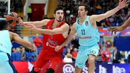 Сегодня. Москва. ЦСКА - "Барселона" - 92:78. Нандо ДЕ КОЛО (в красном) оформил дабл-дабл.