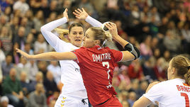 Воскресенье. Ольденбург. Черногория - Россия - 24:28. Лидер сборной Дарья ДМИТРИЕВА (№ 7) забила пять мячей и была признана лучшим игроком матча.