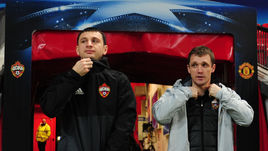 Вчера. Манчестер. Алан ДЗАГОЕВ (слева) и Виктор ГОНЧАРЕНКО на легендарном "Олд Траффорд".