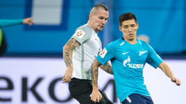 19 ноября. Санкт-Петербург. "Зенит" - "Тосно" - 5:0. Антон ЗАБОЛОТНЫЙ (слева) и хавбек сине-бело-голубых Матиас КРАНЕВИТТЕР.