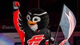 Вторник. Омск. "Авангард" - "Автомобилист" - 2:1 Б. Маскот "Омских ястребов".