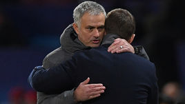 Вторник. Манчестер. "Манчестер Юнайтед" - ЦСКА - 2:1. Жозе МОУРИНЬЮ (слева) и Виктор ГОНЧАРЕНКО.