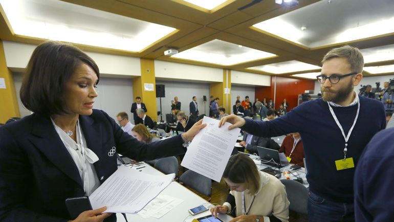 Медиа-офицер МОК Эммануэль МОРО раздает журналистам решение исполкома по России. Фото REUTERS Медиа-офицер МОК Эммануэль МОРО раздает журналистам решение исполкома по России. Фото REUTERS