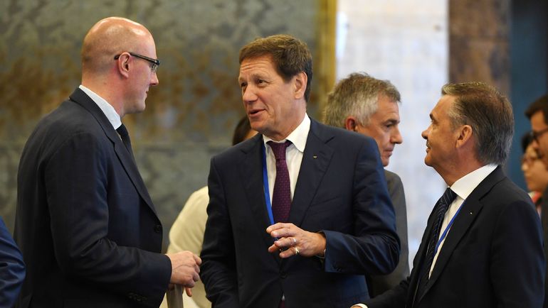 Александр ЖУКОВ (в центре) и Дмитрий ЧЕРНЫШЕНКО (слева). Фото AFP Александр ЖУКОВ (в центре) и Дмитрий ЧЕРНЫШЕНКО (слева). Фото AFP