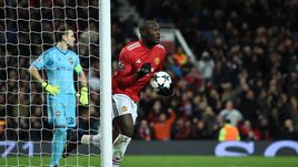 Вторник. Манчестер. "МЮ" - ЦСКА - 2:1. Ромелу ЛУКАКУ празднует гол в ворота Игоря АКИНФЕЕВА.