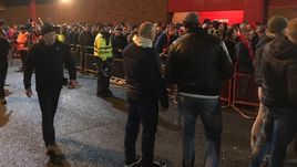 Сегодня. Ливерпуль. Некоторые фанаты "Спартака" провели за пределами арены почти половину первого тайма.