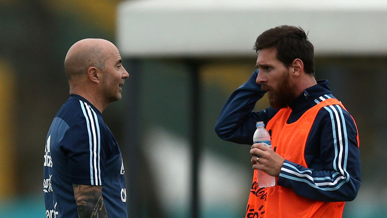 Главный тренер сборной Аргентины Хорхе САМПАОЛИ (слева) и Лионель МЕССИ. Фото REUTERS Главный тренер сборной Аргентины Хорхе САМПАОЛИ (слева) и Лионель МЕССИ. Фото REUTERS