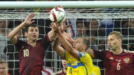 5 сентября 2015 года. Москва. Россия - Швеция - 1:0. Алан ДЗАГОЕВ (№10) против Андреаса ГРАНКВИСТА в матче отборочного турнира Евро-2016. Теперь россияне и шведы могут стать соперниками в новом турнире УЕФА - Лиге наций.