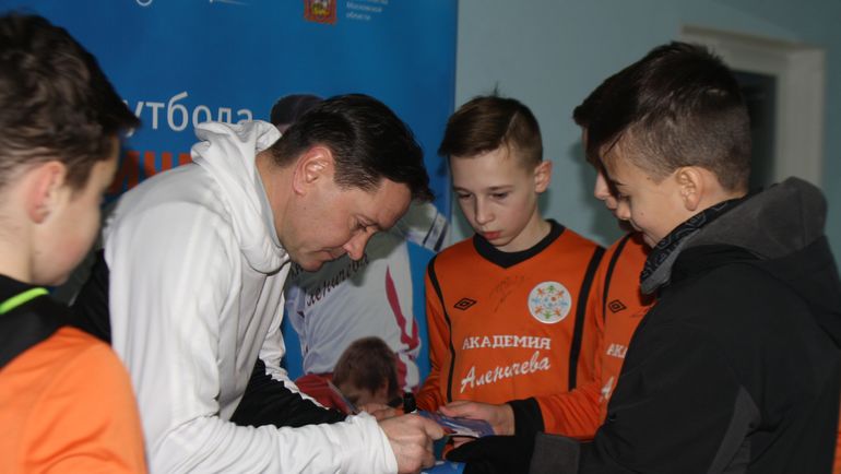Четверг. Беляниново. Дмитрий АЛЕНИЧЕВ с юными футболистами своей академии. Фото Динара КАФИСКИНА Четверг. Беляниново. Дмитрий АЛЕНИЧЕВ с юными футболистами своей академии. Фото Динара КАФИСКИНА