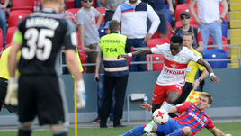 Спартаковец Квинси ПРОМЕС никак не может забить Игорю АКИНФЕЕВУ в дерби с ЦСКА.