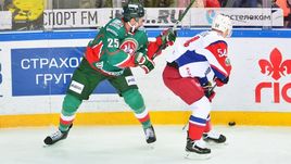 Пятница. Казань. "Ак Барс" – "Локомотив" – 1:4. Данис ЗАРИПОВ (№25) и Денис МОСАЛЕВ.