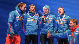 Антон ШИПУЛИН, Антон БАБИКОВ, Максим ЦВЕТКОВ и Алексей ВОЛКОВ - авторы одного из самых запоминающихся вариантов исполнения гимна России спортсменами на соревнованиях. Справа - Дмитрий ГУБЕРНИЕВ.