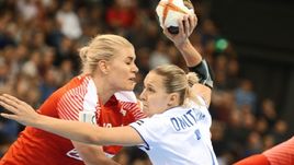 Пятница. Ольденбург. Дания - Россия - 27:32. Дарья ДМИТРИЕВА (справа) признана лучшим игроком матча.