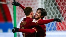 Суббота. Казань. "Рубин" - "СКА-Хабаровск" - 3:1. Сердар АЗМУН (справа) и Максим КАНУННИКОВ.