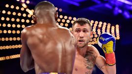 Суббота. Нью-Йорк. Василий ЛОМАЧЕНКО (справа) атакует Гильермо РИГОНДО.