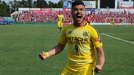 Криштиану празднует забитый мяч.