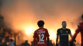 Воскресенье. Москва. Из-за дыма файеров матче "Спартак" - ЦСКА был прерван на несколько минут.