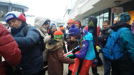 Виктория Сливко раздает автографы после гонки