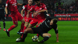 Сегодня. Москва. "Спартак" - ЦСКА - 3:0. Действия Понтуса ВЕРНБЛУМА (справа) снова вызвали споры.