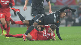 Воскресенье. Москва. "Спартак" – ЦСКА – 3:0. Роман ЗОБНИН в борьбе с ВИТИНЬЮ.