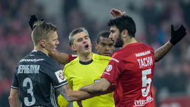 Воскресенье. Москва. "Спартак" - ЦСКА - 3:0. Алексей НИКОЛАЕВ (в центре) и Понтус ВЕРНБЛУМ (№3).