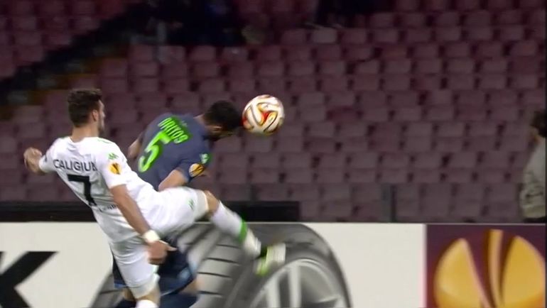 Нарушение Даниэля Калиджури против Мигеля Бритоса. Нарушение Даниэля Калиджури против Мигеля Бритоса.