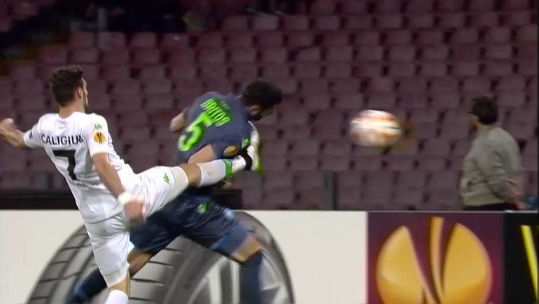 Нарушение Даниэля Калиджури против Мигеля Бритоса. Нарушение Даниэля Калиджури против Мигеля Бритоса.