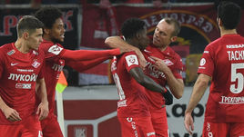 Воскресенье. Москва. Тушино. "Спартак" - ЦСКА - 3:0. 10-я минута. Партнеры поздравляют Квинси ПРОМЕСА (в центре), который только что открыл счет.