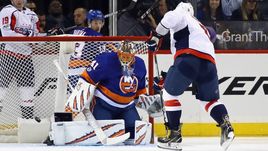 Понедельник. Нью-Йорк. "Айлендерс" - "Вашингтон" - 3:1. Ярослав ГАЛАК (№41) отражает бросок Александра ОВЕЧКИНА (№8).