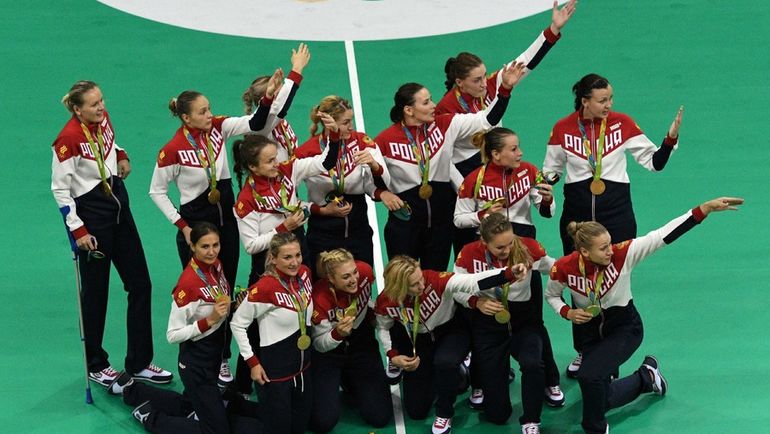 Сборная России на Играх-2016 победила под своим флагом и слушала национальный гимн. МОК допустил российских спортсменов до участия в зимней Олимпиаде-2018 только под нейтральным флагом. Фото AFP Сборная России на Играх-2016 победила под своим флагом и слушала национальный гимн. МОК допустил российских спортсменов до участия в зимней Олимпиаде-2018 только под нейтральным флагом. Фото AFP