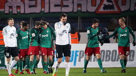 Понедельник. Санкт-Петербург. "Тосно" - "Локомотив" - 1:3. Железнодорожники празднуют победу, которая позволила им уйти на перерыв с солидным отрывом от преследователей.