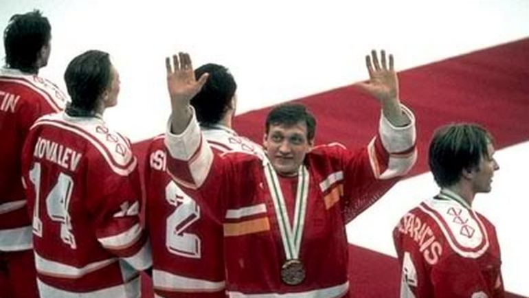 Хоккеисты СНГ на вручении медалей. Фото Third String Goalie Хоккеисты СНГ на вручении медалей. Фото Third String Goalie